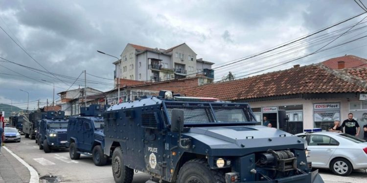 Policia me aksion në Leposaviq, po kryen një bastisje