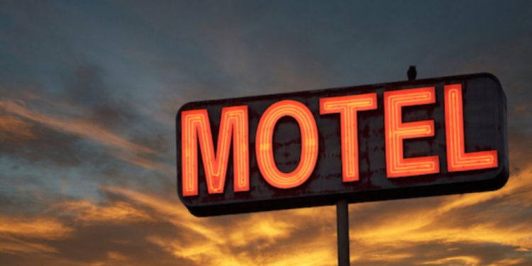 Tentohet të dhunohet një grua në një motel në Mitrovicë, i dyshuari arrestohet dhe më pas lirohet