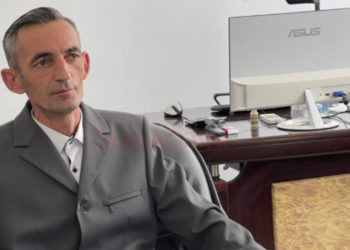 Peci thotë se është ‘varfëruar’ prej se është bërë kryetar, vozit ‘Opel Vectra’ dhe ruan rreth 2 mijë € kesh