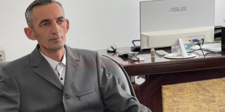 Peci thotë se është ‘varfëruar’ prej se është bërë kryetar, vozit ‘Opel Vectra’ dhe ruan rreth 2 mijë € kesh