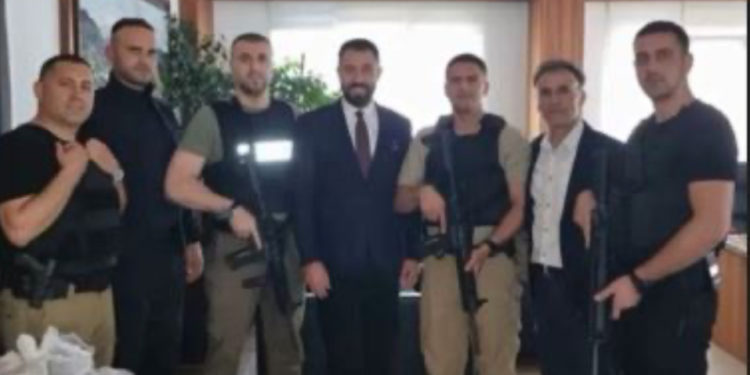 Policët me armë të gjata, ministri Krasniqi dhe kryetari Hetemi “s’e lëshojnë fronin” në Leposaviq