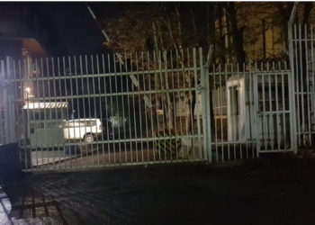 VIDEO nga momenti kur disa të rinj shqiptarë hedhin mjet piroteknik para stacionit policor në Veri