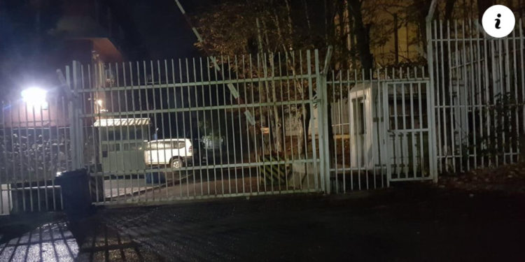 VIDEO nga momenti kur disa të rinj shqiptarë hedhin mjet piroteknik para stacionit policor në Veri