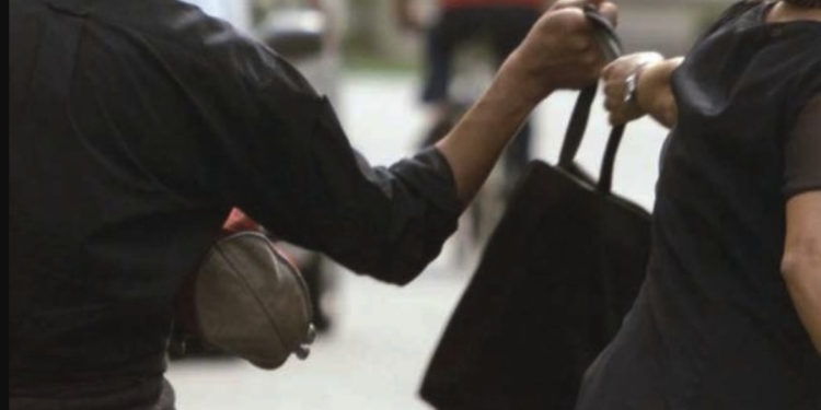 Mitrovicë e Veriut: Një gruaje i grabitet çanta me para dhe dokumente personale