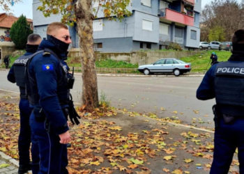 Një grup prej mbi 10 personash ndjekin një të ri shqiptar në veri të Mitrovicës