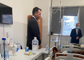 Ministri Peci në QKUK, viziton familjen nga Kçiqi