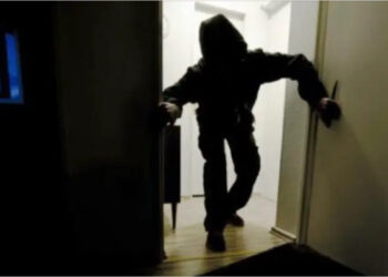 Mitrovicasi e kap në flagrancë hajnin duke vjedhur në shtëpinë e tij, e ‘dorëzon’ në Polici