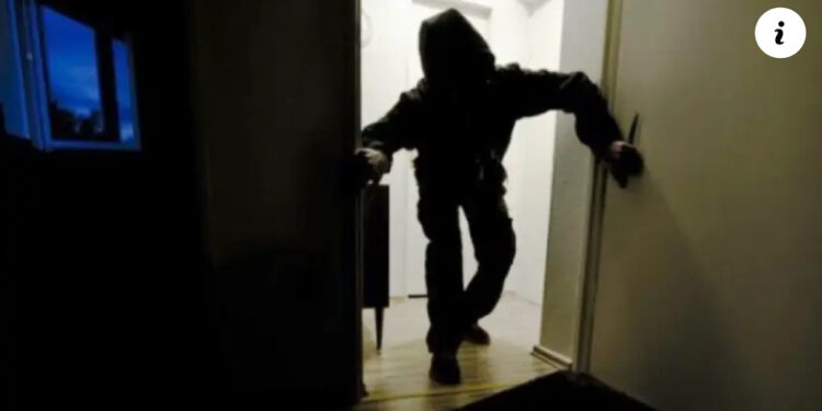 Mitrovicasi e kap në flagrancë hajnin duke vjedhur në shtëpinë e tij, e ‘dorëzon’ në Polici