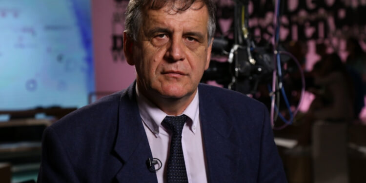 Nexhmedin Spahiu kërkon dënim me “varje në mes të qytetit” për të dyshuarit që rrahën për vdekje Lulzim Fejzullahun