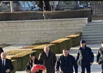 Vajza e Sandulloviqit bën homazhe te kompleksi memorial “Adem Jashari” në Prekaz