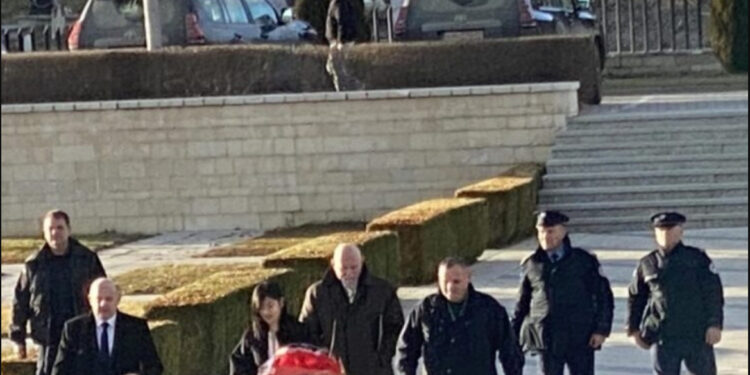 Vajza e Sandulloviqit bën homazhe te kompleksi memorial “Adem Jashari” në Prekaz