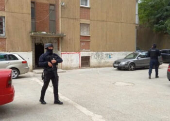 Iu gjetën armë gjuetie, radiolidhje e thika, arrestohen tre persona në Leposaviq