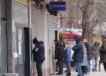 Pak para ndalimit të dinarit, serbët të shqetësuar se si do t’i marrin pensionet e pagat nga Serbia