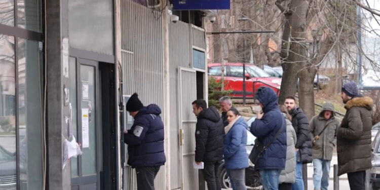 Pak para ndalimit të dinarit, serbët të shqetësuar se si do t’i marrin pensionet e pagat nga Serbia