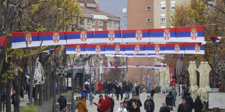 Serbët të revoltuar e shqiptarët i duartrokasin pagesës së rrymës në veri