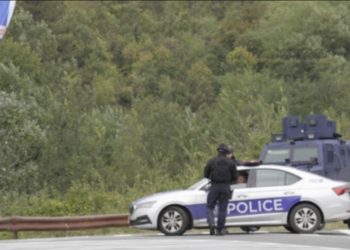 Policia sekuestron armatim dhe një flamur të Serbisë në Banjskë