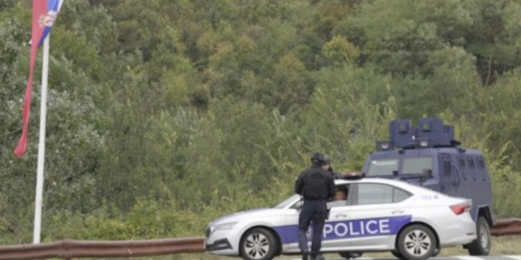 Policia sekuestron armatim dhe një flamur të Serbisë në Banjskë