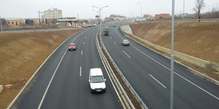 Po bënin gara në rrugën Mitrovicë-Vushtrri, policia gjobitë dy shoferë
