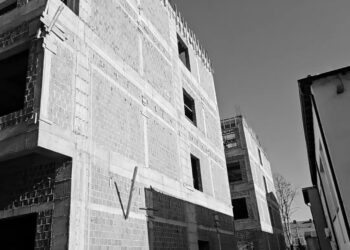 Ndalohen investimet ilegale të Vuçiqit në veri të Mitrovicës, u vendosen shirita objekteve