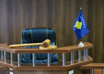 Mungojnë dy të akuzuarit, shtyhet gjykimi për vrasje në tentativë në Mitrovicë