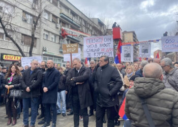 Të kërcënuar me vende pune, serbët detyrohen të marrin pjesë në protestën në veri