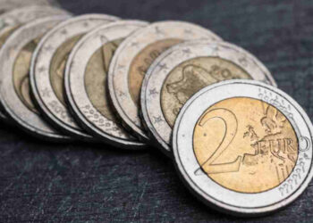 Bankierja dërgon në polici 2 euroshe të falsifikuara që arrijnë shumën mbi 7 mijë