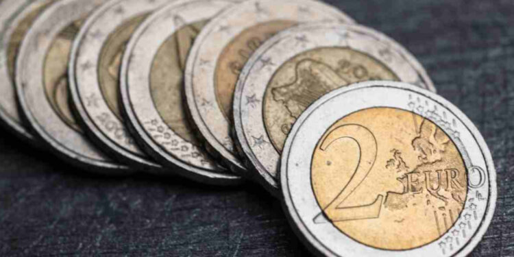 Bankierja dërgon në polici 2 euroshe të falsifikuara që arrijnë shumën mbi 7 mijë