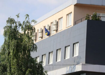 Komuna paralele e Serbisë në Leposaviq vazhdon publikisht ta sfidojë shtetin e Kosovës, ofron dinar dhe hap konkurs