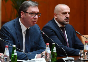 Vuçiqi i habitur me fletarrestin e INTERPOL-it për terroristët në Banjskë: “Na lini neve të kryejmë punët”