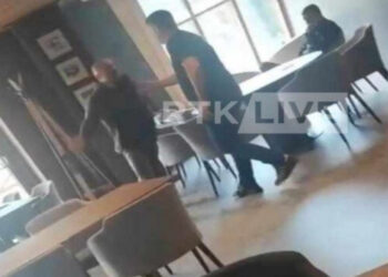 Video brutale: Radoiçiq grushton ish-kryetarin ilegal të Mitrovicës së Veriut – e rrëzon përtoke