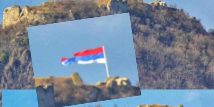 Largohet sërish flamuri serb që valvitej në kalanë e Zveçanit