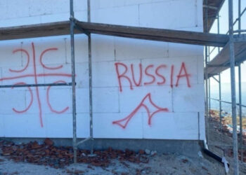 Sërish grafite serbe në një shtëpi të pa banuar te Kroi i Vitakut në Mitrovicë