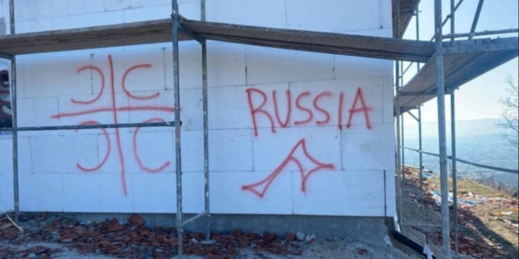 Sërish grafite serbe në një shtëpi të pa banuar te Kroi i Vitakut në Mitrovicë