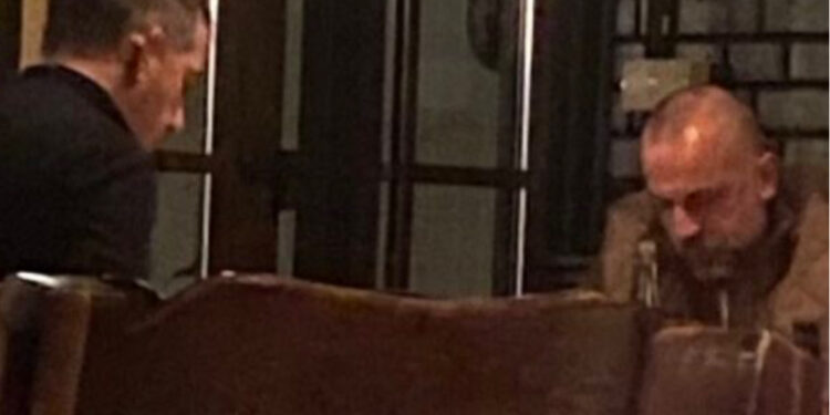 Në X publikohet një fotografi e Marko Gjuriqit me Milan Radojiçiqin e kërkuar nga Interpoli – thuhet se janë takuar në restorant