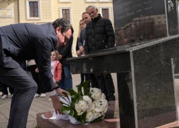 Kurti kujton masakrën në Tregun e Mitrovicës: Forcat serbe vranë 7 civilë, më i vjetri 65 vjeç e më e reja 5 vjeç