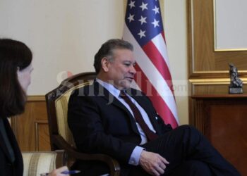 Escobar: Vendimi për dinarin katastrofal, Qeveria e Kosovës të bashkëpunojë me ndërkombëtarët për të gjetur një zgjidhje