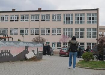 Nxënësit e gjimnazit dhe ekonomisë në Mitrovicë po ikin prej ore për ta zënë iftarin