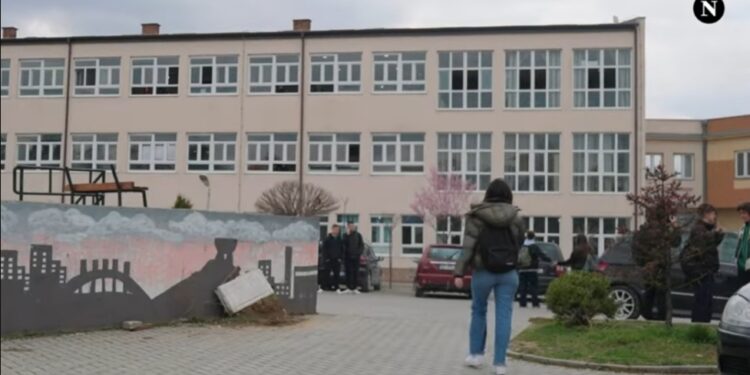 Nxënësit e gjimnazit dhe ekonomisë në Mitrovicë po ikin prej ore për ta zënë iftarin