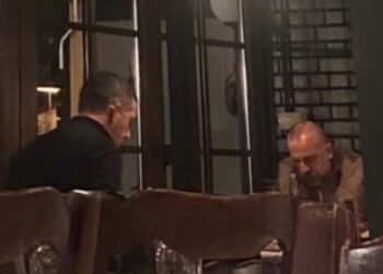 Ndonëse nën hetime e i sanksionuar, bizneset e Radojiçiq vazhdojnë korrjen e tenderëve në Serbi