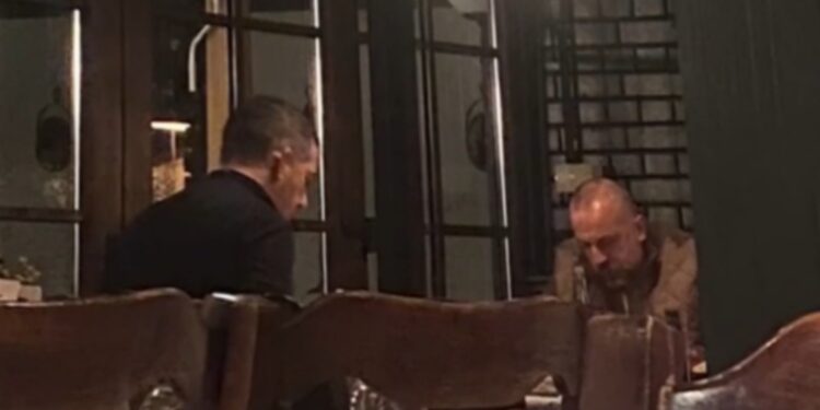 Ndonëse nën hetime e i sanksionuar, bizneset e Radojiçiq vazhdojnë korrjen e tenderëve në Serbi