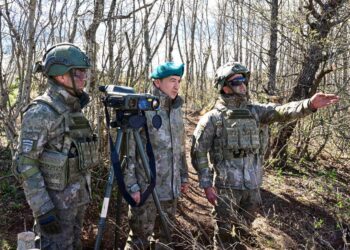 Komandanti i KFOR-it del në terren me ushtarët turq, në vijën kufitare