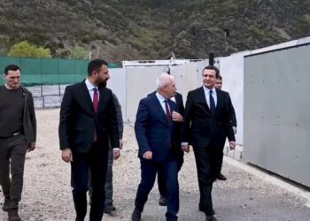 Kurti: Familjet po dukeshin të lumtura për shtëpitë e tyre të reja në lagjen Kroi i Vitakut