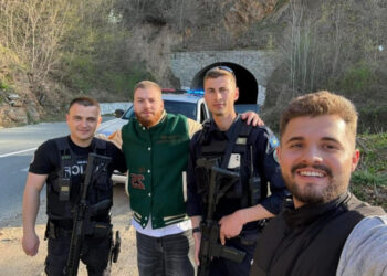 ‘Të fala nga veriu’ – Ademi dhe Hamza i Ri vizitë te lapidari i Enver Zymerit