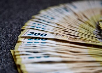 Mërgimtarit nga Mitrovica i del telashe me paratë false në Kosovë, ia japin 200-shet e falsifikuara kur shkoi t’ konvertojë krunat