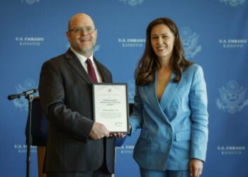 Hovenier ia ndan Çmimin Gruaja e Guximshme gazetares Venera Xhoxhaj-Adili që u sulmua gjatë trazirave në Veri