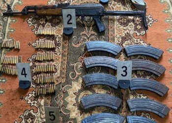 Policia gjen armë e municion në tavanin e një shtëpie në Zveçan, pronari dyshohet se është në Serbi
