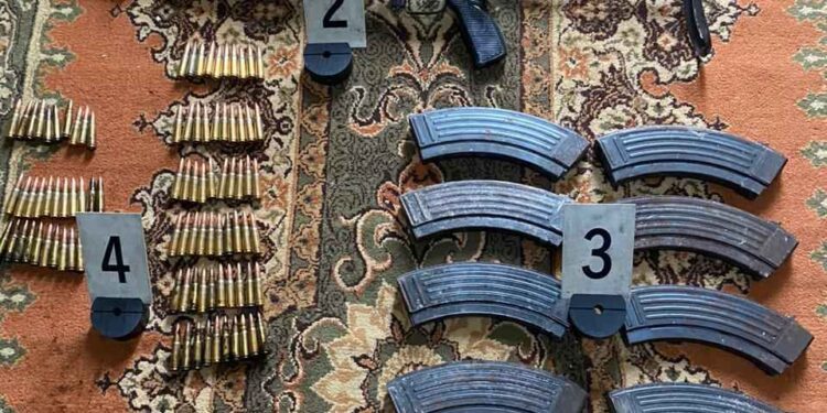 Policia gjen armë e municion në tavanin e një shtëpie në Zveçan, pronari dyshohet se është në Serbi