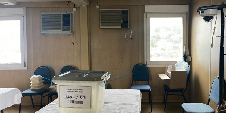 Pa rrymë e duke rrjedhur uji: Kushtet e vështira në qendrën e votimit në Leposaviq