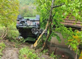 Vetura ushtarake e KFOR-it rrokulliset në fshatin Grajke të Leposavqit