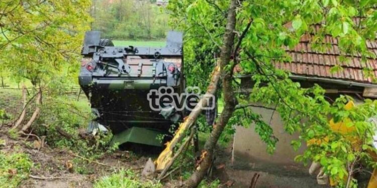 Vetura ushtarake e KFOR-it rrokulliset në fshatin Grajke të Leposavqit